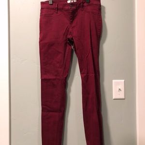 ⭐️ Maroon-colored skinny jeans